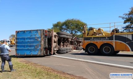 Carreta que saiu de Guaxupé transportando leite tomba na rodovia