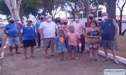 PREFEITO ATENDE PEDIDO DE VEREADOR E VISITA PRAÇA ESTEVAM FRANCHI
