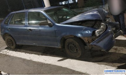 Condutor embriagado colide com árvore e é preso em flagrante