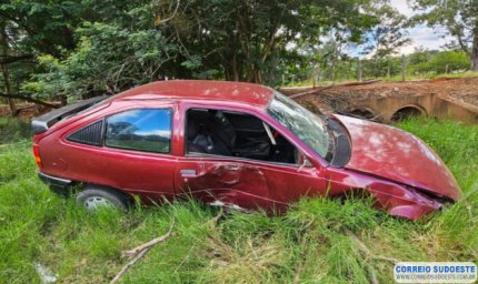 Carro invade pasto após motorista perder controle direcional