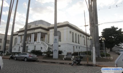 EM VOTAÇÃO RELÂMPAGO, VEREADORES APROVAM EQUIPARAÇÃO DE VENCIMENTOS DE DIRETORES AOS DOS ASSESSORES