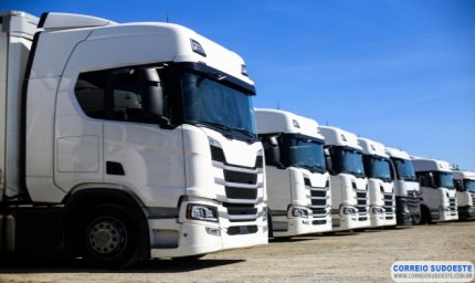 Caminhoneiro que recebe por carga tem cálculo de horas extras diferente de vendedores por comissão