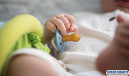 Enfermeiro é demitido por deixar chupeta presa com esparadrapo na boca de bebê