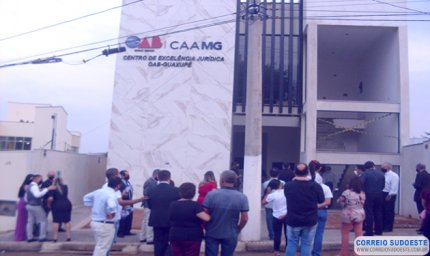 OAB GUAXUPÉ REALIZA DESCERRAMENTO DA PLACA DE INAUGURAÇÃO DO CENTRO DE EXCELÊNCIA JURÍDICA