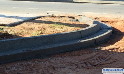 MÁQUINA DE FAZER MEIO-FIO É ADQUIRIDA PELA PREFEITURA DE GUAXUPÉ