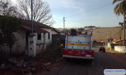 Fogo em casa abandonada