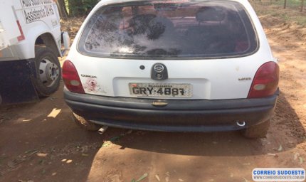 Trilheiros encontram carro furtado em matagal