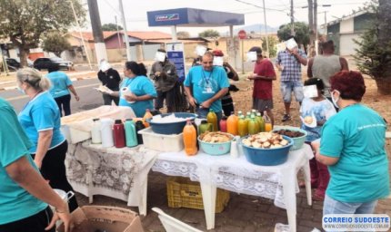Voluntários fazem pedido de alimentos para Café Solidário