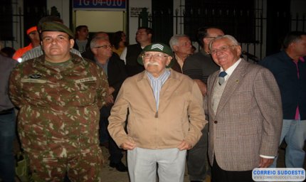 Ex-combatentes da Segunda Guerra Mundial e historiador foram homenageados no Tiro de Guerra