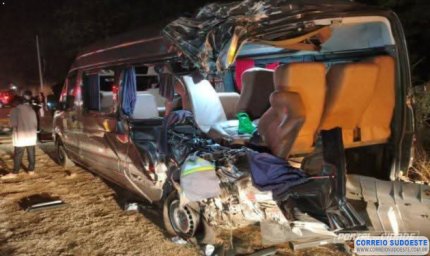 Colisão entre carreta e van deixa uma vítima fatal