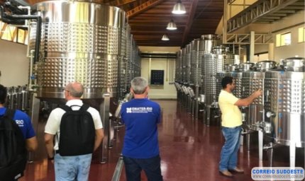 Técnicos da Emater do Rio de Janeiro estão no Sul de Minas para conhecer a produção de uvas e vinho da região