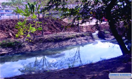 FALTA D’ÁGUA E EXCESSO DE ESGOTO PODERÁ PROVOCAR MORTE DE PEIXES EM CÓRREGO AO LADO DO TERMINAL URBANO