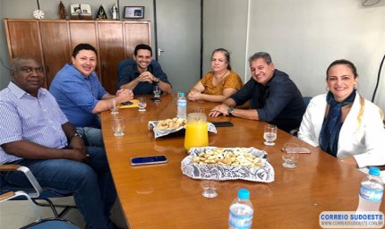 Presidente da Câmara de Alpinópolis leva moção de aplausos à prefeito de Passos