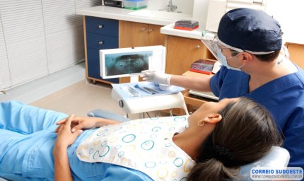 Cirurgiã dentista alerta para as promessas de “facetas premium em curto prazo”
