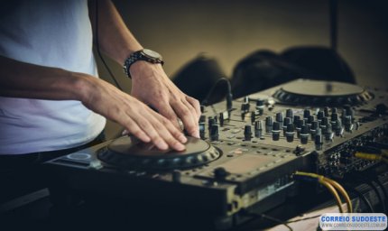DJ deve indenizar cliente por substituição em casamento