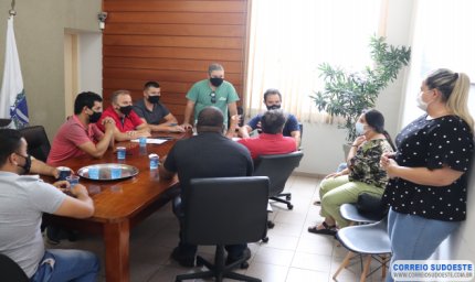 Vereadores se reúnem com representantes de vendedores ambulantes