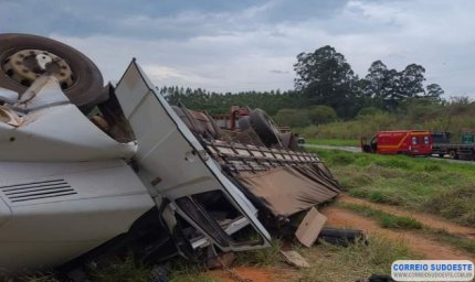 Caminhão capota em rodovia