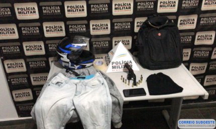 DUPLA ASSALTA MOTOQUEIRO E POUCO DEPOIS ACABA PRESA EM FLAGRANTE