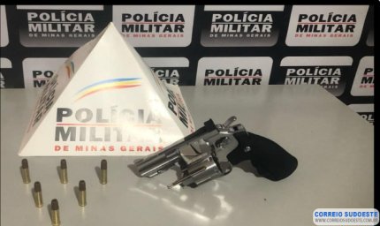 Homem exibindo arma em Guaranésia é denunciado e preso pela PM