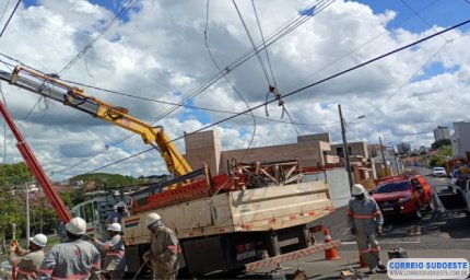 Trabalhador sofre queda em rede elétrica
