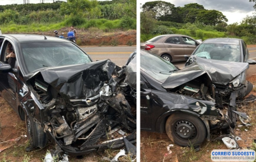 Colisão frontal deixa dois motoristas com ferimentos leves em Guaxupé