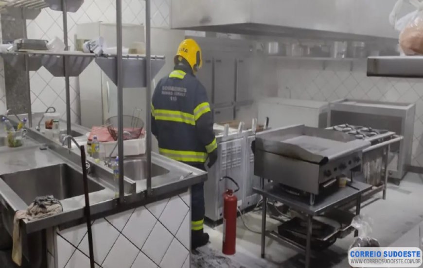 Panela com óleo pega fogo em pizzaria
