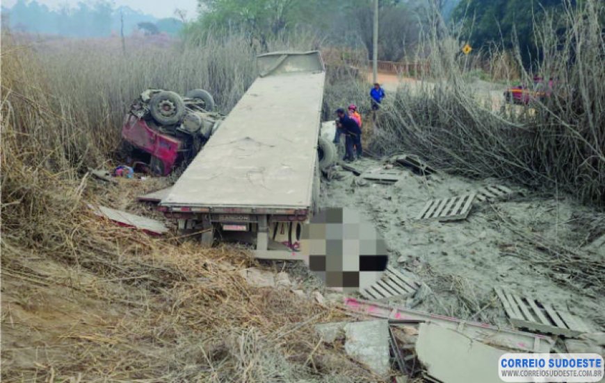 CAMINHONEIRO MORRE APÓS CAPOTAMENTO