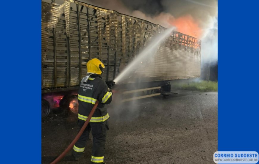 Incêndio em carreta mobiliza Bombeiros e causa prejuízo milionário