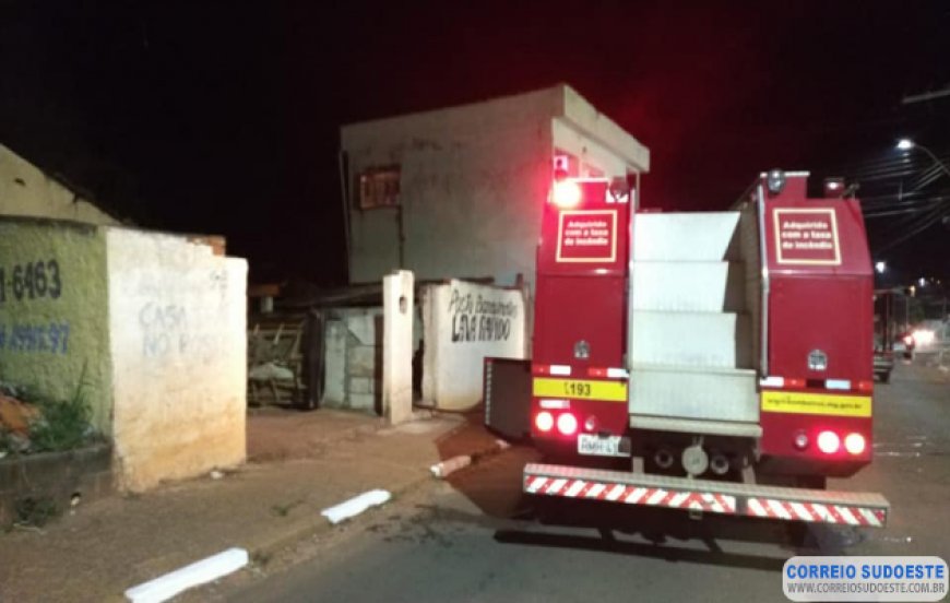 INCÊNDIO EM RESIDÊNCIA ABANDONADA