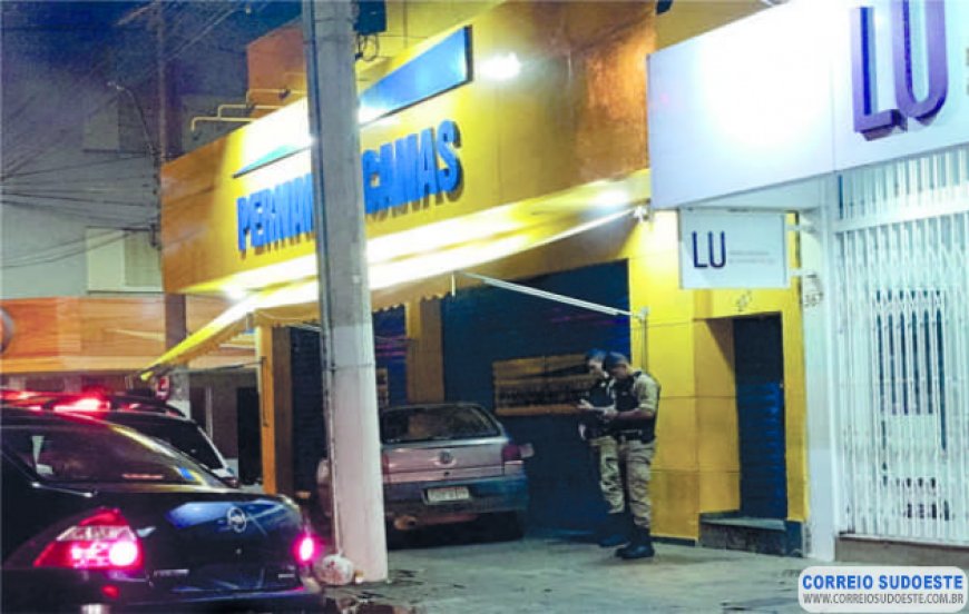 MOTORISTA BATE CARRO EM FACHADA DE LOJA E ABANDONA VEÍCULO JUNTO DO PASSAGEIRO