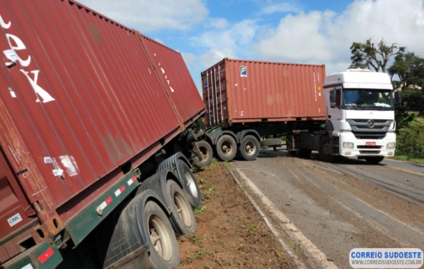 CARRETA DESGOVERNA E INTERDITA PARTE DA BR 491