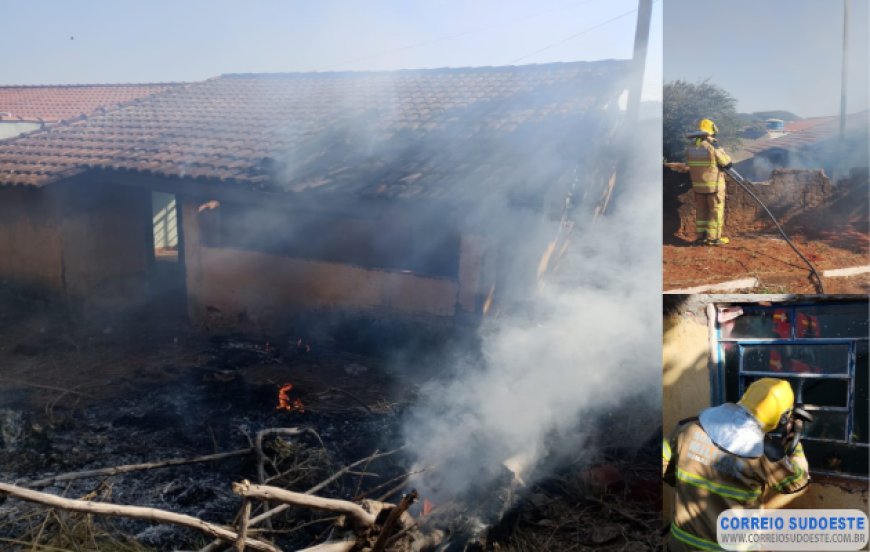 Incêndio em residência abandonada mobiliza bombeiros em Guaxupé