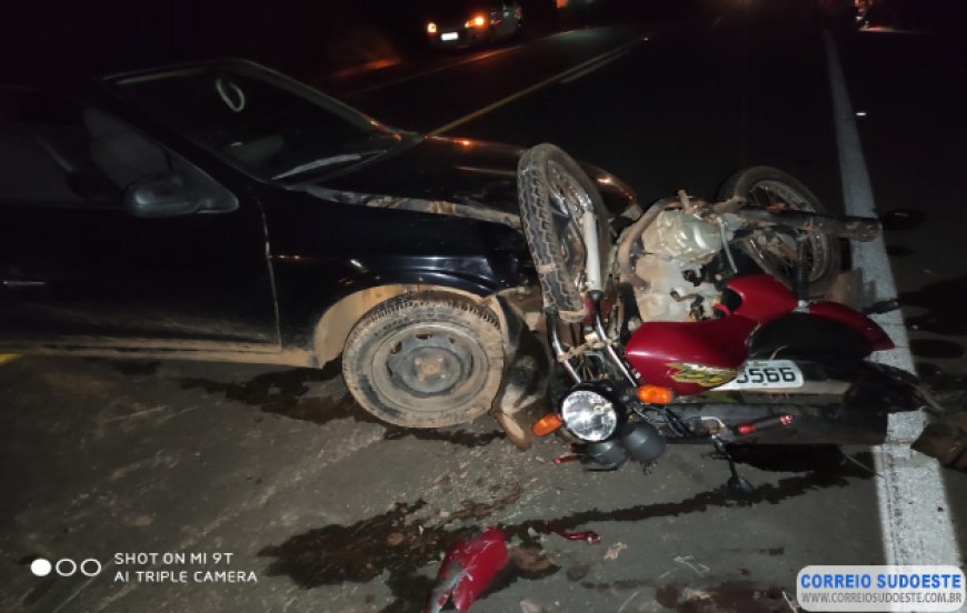 MOTO E CARRO BATEM DE FRENTE EM RODOVIA