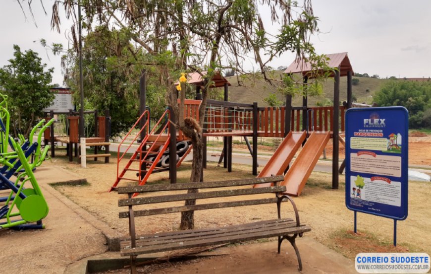 PREFEITURA DE JURUAIA INSTALA PLAYGROUNDS EM PRAÇAS PÚBLICAS