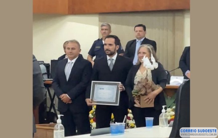 Títulos de Honra ao Mérito são entregues em noite festiva