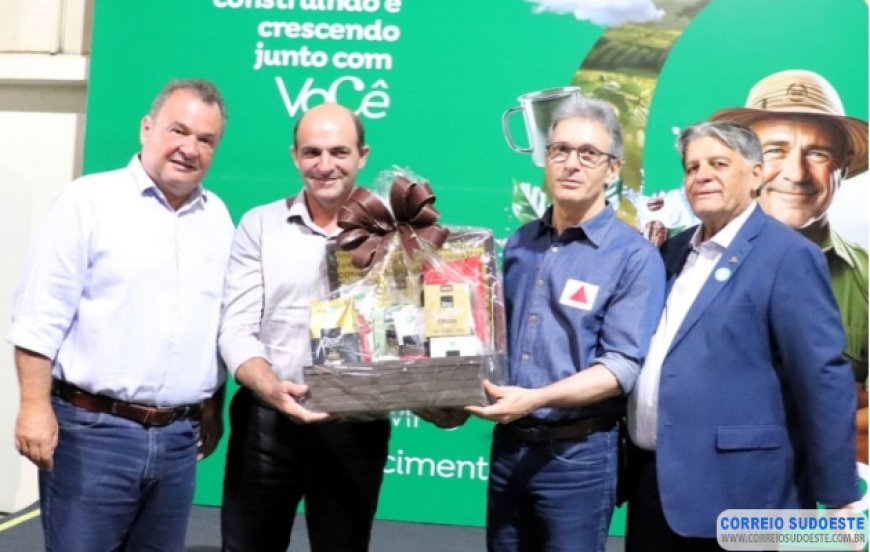 Governador de Minas Gerais enaltece trabalho dos cafeicultores em visita à Cooxupé