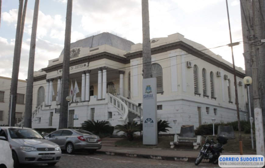 Câmara Municipal: aprovação de requerimentos e projetos de lei