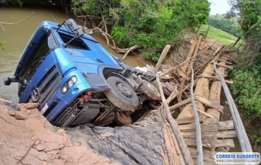 Caminhão carregado com ração tomba em Monte Belo; motorista escapa ileso