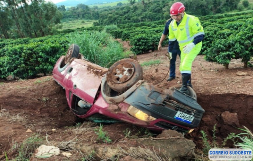 Veículo capota ao tentar impedir batida com outro carro