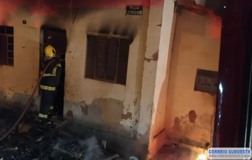 Moradores usam vela que acaba causando incêndio