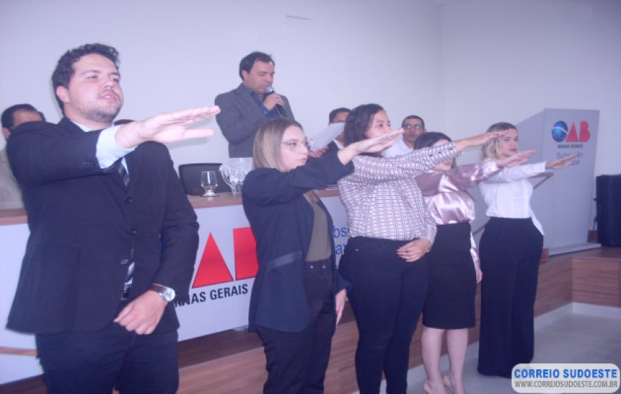 OAB de Guaxupé entrega carteiras a novos advogados