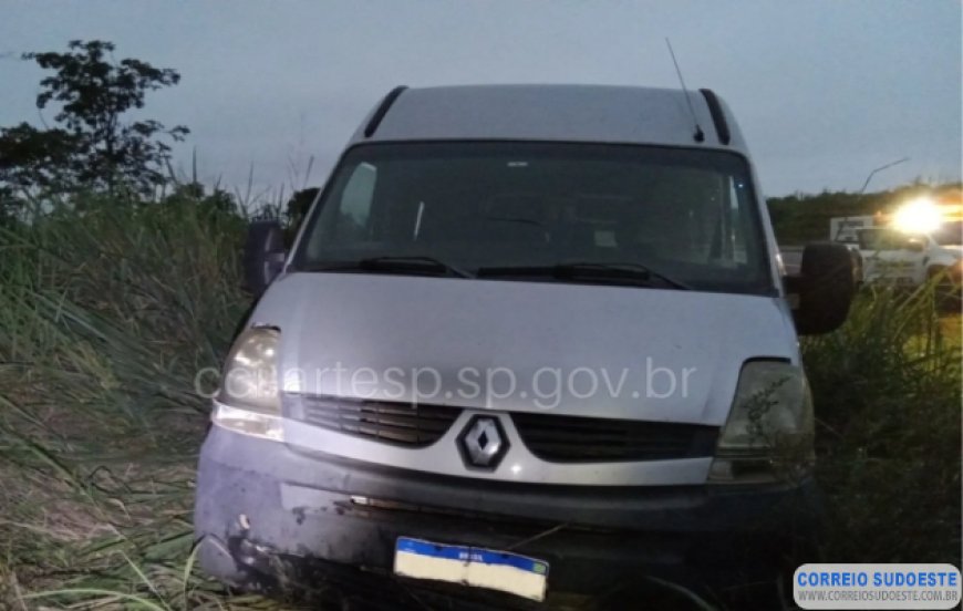 Van sofre acidente em Casa Branca