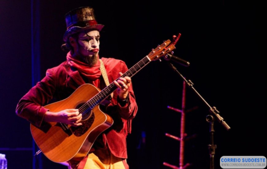 Fernando Anitelli celebra espetáculo O Teatro Mágico - Voz & Violão em Poços de Caldas