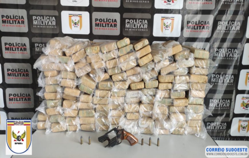 Homem capota carro com 100 kg de maconha e encontra corpo durante fuga em Passos
