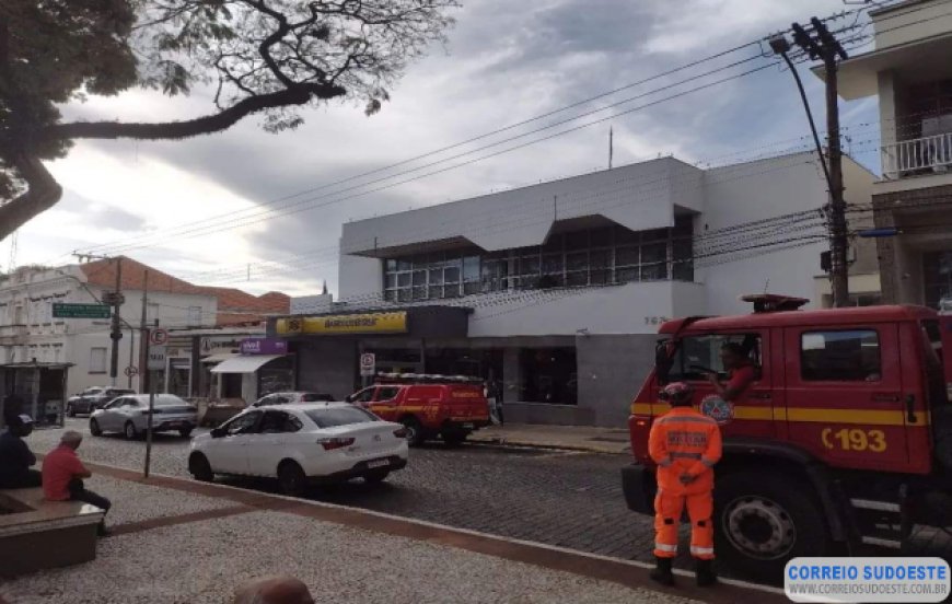 Fumaça em banco deixou populares assustados