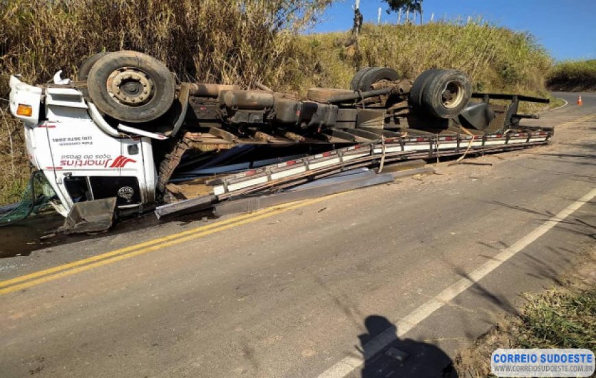 CAMINHÃO PERDE FREIOS E TOMBA EM JURUAIA