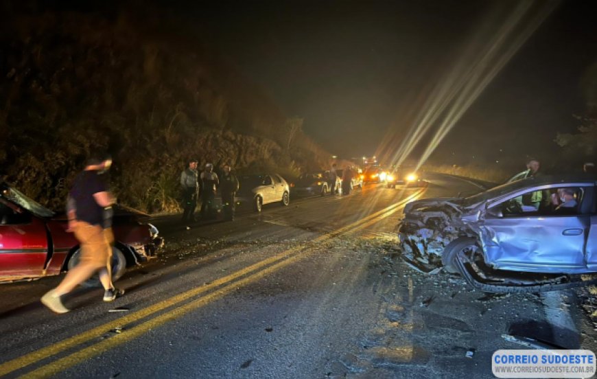Batida de veículos na rodovia causa morte de motorista e deixa pista interditada nos dois sentidos