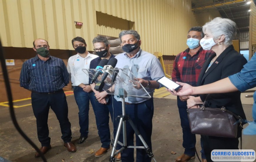 GOVERNADOR SE REÚNE COM PRODUTORES DE CAFÉ EM GUAXUPÉ