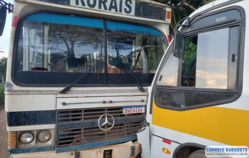 Acidente na zona rural envolve ônibus escolar e de trabalhadores rurais