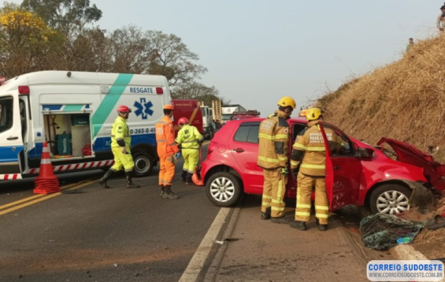 Motorista morre ao bater de frente com caminhão na rodovia de Alfenas